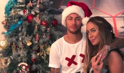Neymar al lado de su hermana Rafaella en su fiesta de Navidad. 