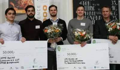 Los barranquilleros Juan Pablo Medina, Alejandro Franco y Camilo Fernández recibiendo el premio.