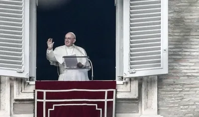 El papa Francisco oficia la oración del Angelus en la Plaza de San Pedro del Vaticano