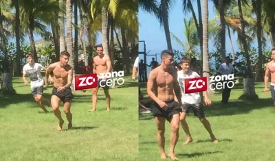 James Rodríguez jugando el amistoso con sus compañeros. 