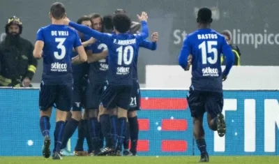 Jugadores de Lazio celebran la anotación. 