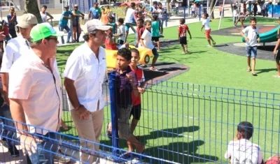 El Alcalde Alejandro Char y el Gerente de la ADI Alberto Salah, inspeccionando el parque.