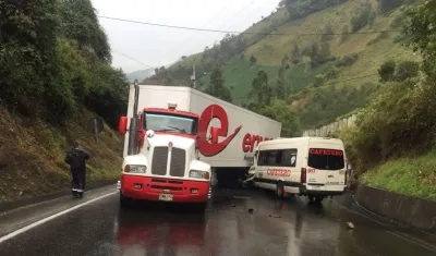 Por el accidente la vía estuvo cerrada.