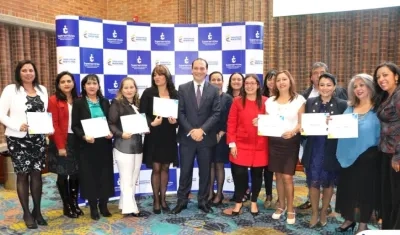 El Superintendente José Miguel Mendoza, despidiéndose de sus colaboradores cercanos.