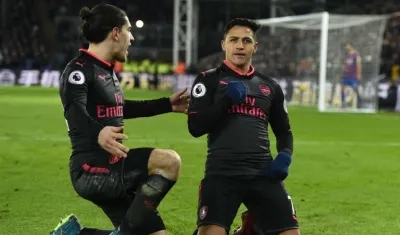 Héctor Bellerín y Alexis Sánchez celebran una de las anotaciones. 