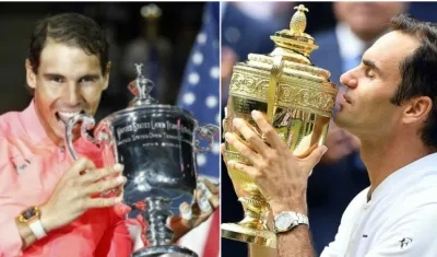 Nadal con el trofeo del US Open y Federer con el de Wimbledon.