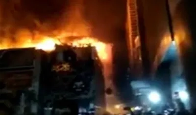 Las llamas consumiendo el restaurante.