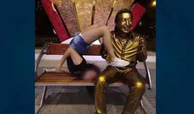 Seguidora en la estatua de Diomedes Díaz.