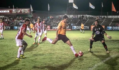 Edison Cavani durante el partido de beneficencia. 