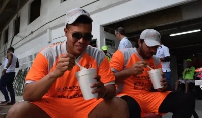 José Quintana y Nabil Crismatt degustan un vaso de sancocho de mondongo. 