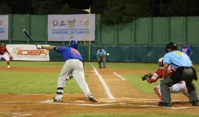 Acción del juego entre Caimanes y Tigres. 