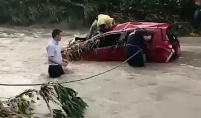 Voluntarios en el rescate del vehículo. 