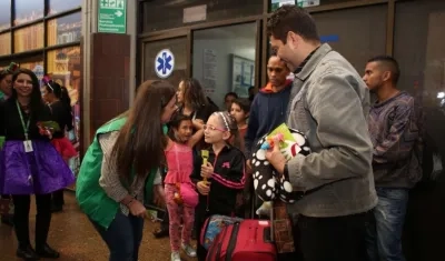 La directora del ICBF, Karen Abudinen, se tomó la Terminal de Transportes de Bogotá.
