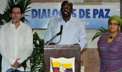 Pablo Atrato junto a los también desmovilizados Pastor Alape y Victoria Sandino durante los diálogos de paz en Cuba.