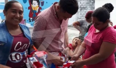 Teófilo Gutiérrez firmando camisetas de Junior a las internas del Buen Pastor. 