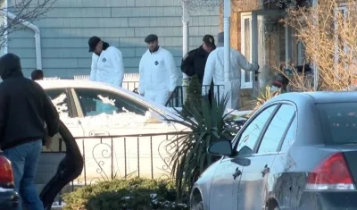 Autoridades hacen el levantamiento de los cadáveres en Nueva Jersy.