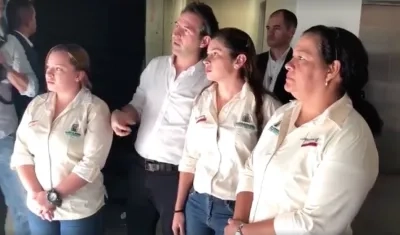 Las contratistas con el Alcalde de Medellín Federico Gutiérrez.