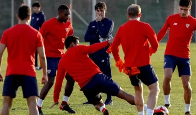 Vncenzo Montella vigila el entrenamiento de sus jugadores. 