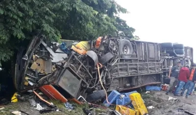 Así quedó el bus después del choque.