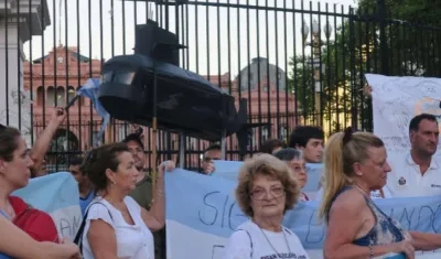 Familiares de tripulantes mantienen la esperanza.