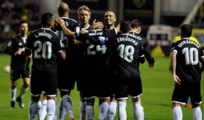 Jugadores del Sevilla celebran una anotación. 