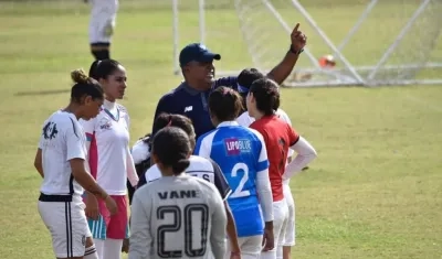 Álvaro 'Calidad' Núñez dando indicaciones a sus dirigidas.