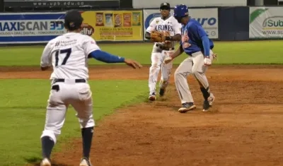 En acción de juego entre Caimanes y Leones. 