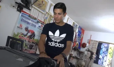 Nelson Soto empaca su maleta para el largo viaje que le espera a España. 