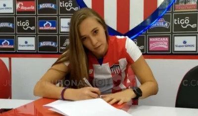 Nicole Regniere, delantera de las Tiburonas de Junior. 