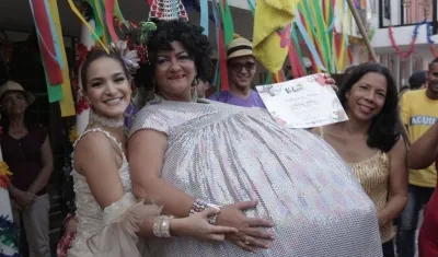 La reina del Carnaval Valeria Abuchaibe y Atala Ochoa, disfraz de La Barriga de Trapo.