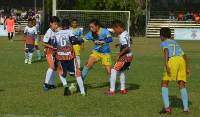 Escuela Ringo Amaya en el duelo ante Academia Crespo. 