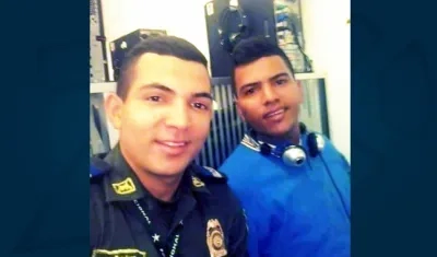 El patrullero Kemel Cervantes Ocampo al lado de su hermano Kevin, asesinado el año pasado.