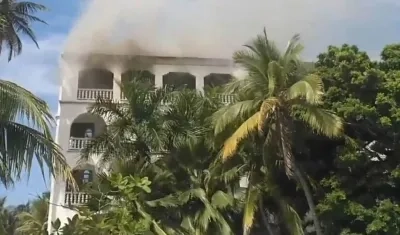 Columnas de humo emanadas por la conflagración.