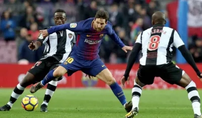 Lionel Messi sale de la marca de dos jugadores del Levante. 