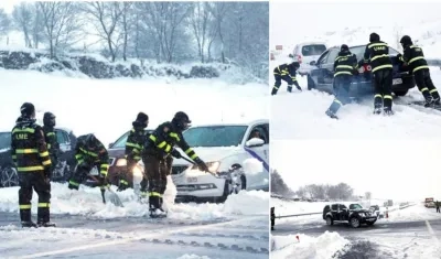 Así quedaron atrapados los carros por la nevada.