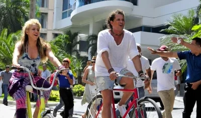 Los cantantes Shakira y Carlos Vives.