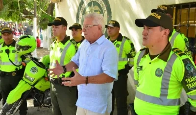 El Alcalde Joao Herrera, con agentes de tránsito.