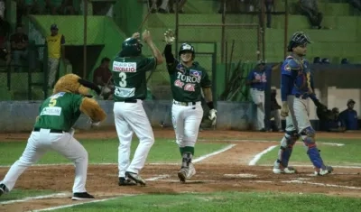 Toros aplastaron a Caimanes. 