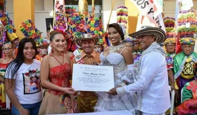 Los reyes del Carnaval Valeria Abuchaibe y Ricardo Sierra y los Reyes del Carnaval de Galapa Nicoll Martínez y Alberto Rodríguez.