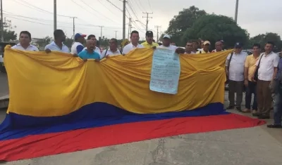 Los manifestantes se ubicaron en la entrada de la clínica.