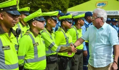 El Alcalde Joao Herrera, dando la bienvenida a los nuevos agentes de tránsito.