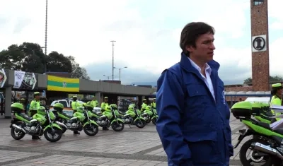 Javier Jaramillo, Superintendente de Transportes, monitoreando el servicio en la Terminal en Bogotá.