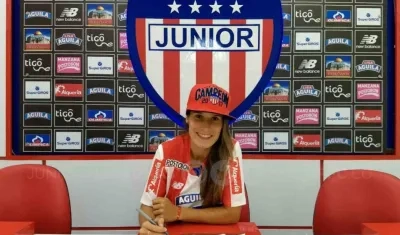 Daniela Montoya firmó su contrato con Junior. 