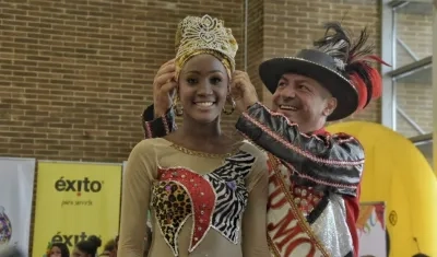 Nileth Márquez Navarro fue coronada por el rey Momo, Ricardo Sierra.