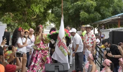 Momento de la izada de la bandera de los niños.