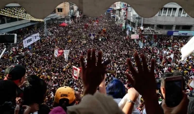 Devotos filipinos intentan alcanzar la imagen del Nazareno Negro durante la multitudinaria procesión que se celebra en Manila (Filipinas)