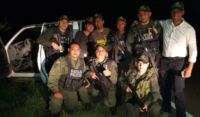 La pareja junto a los miembros del Gaula de la Policía.