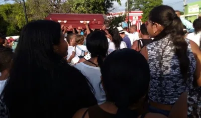 Varias mujeres cargaron el ataúd del pescador.