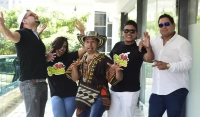 Víctor Hugo Trespalacios y los integrantes de La Bandola.