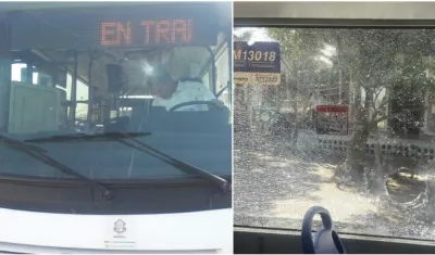 Así quedó la buseta después de los ataques.